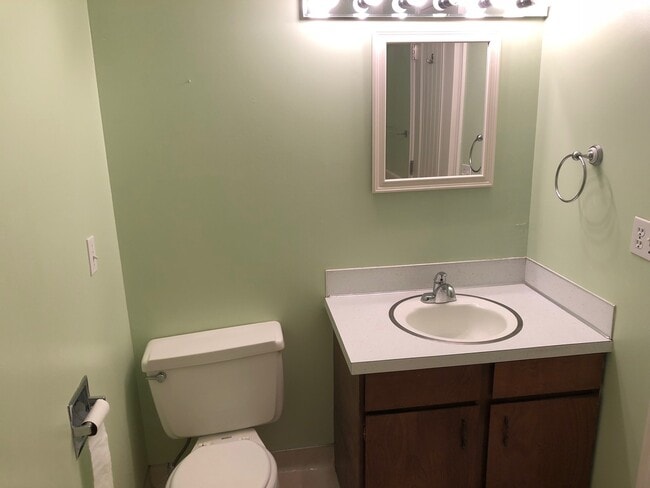 Building Photo - 5 Bedroom 3 Bath Home in West Valley City