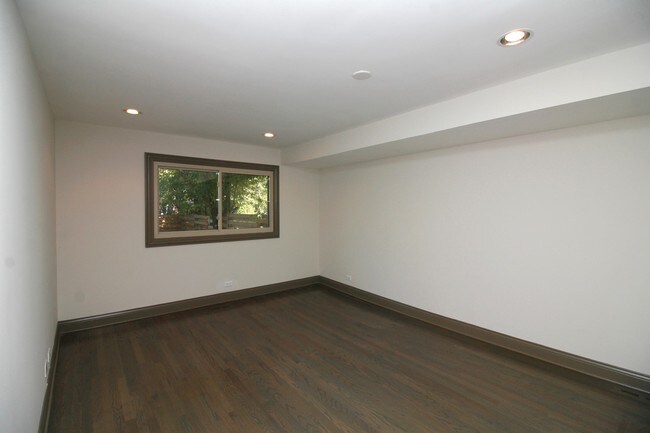 Building Photo - 3804 W Touhy Ave