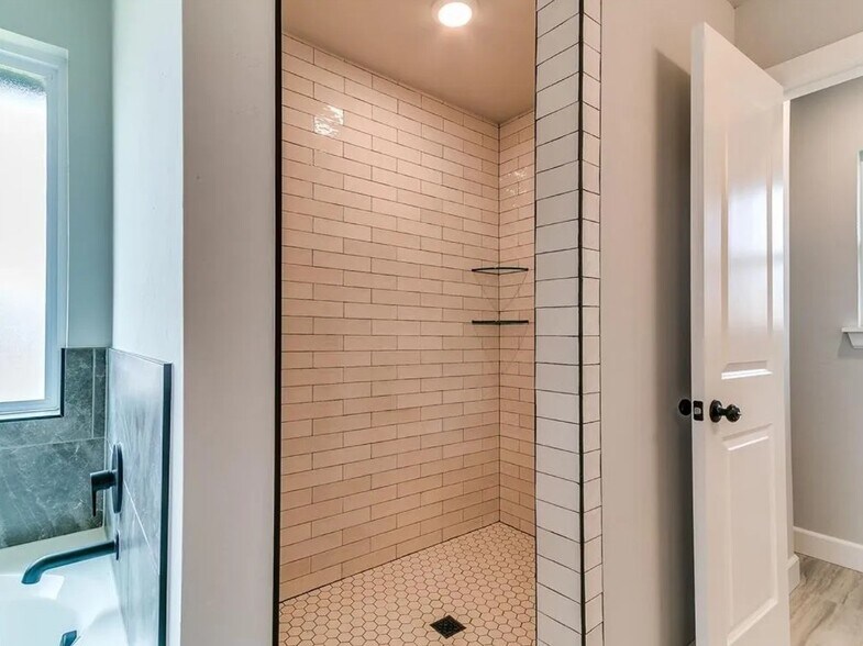 Upstairs Primary Shower - 1221 SW 141st St
