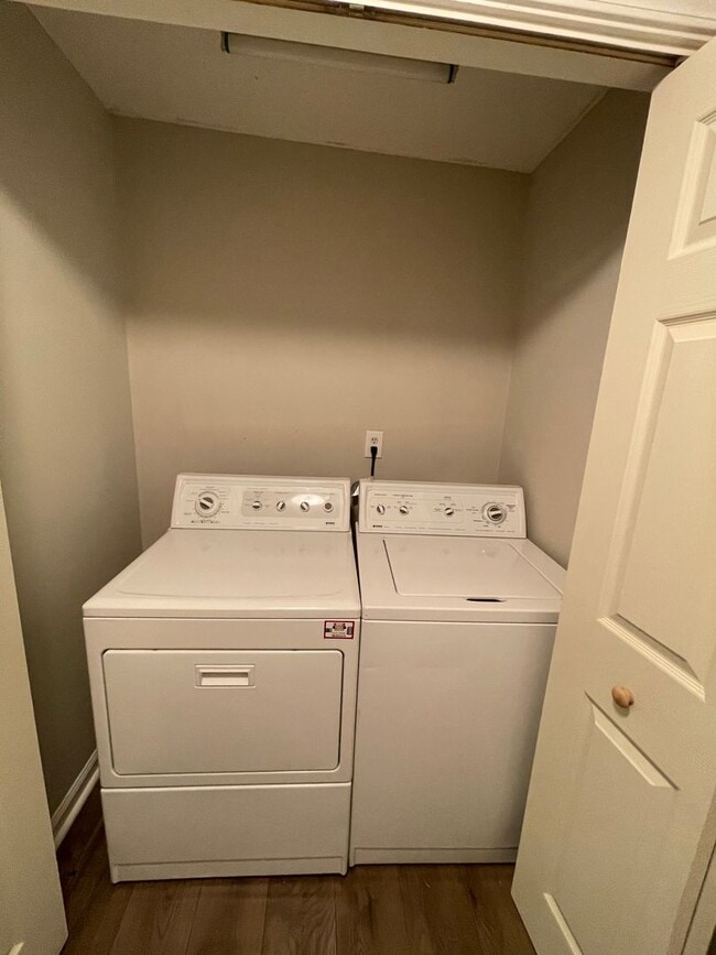 Building Photo - Charming 1BR/1BA Duplex with all the Upgra...