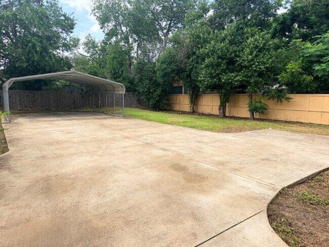 Building Photo - 3 bedroom and 2 bathrooms has newly renovated modern home in Southtown unit ready to move in! Mov...