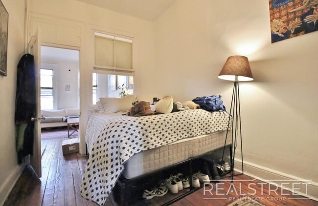 Building Photo - Spacious 1.5 BED in Bushwick/East Williams...