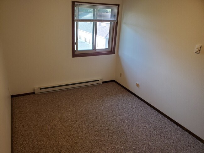 Building Photo - 820 Roberts Ave