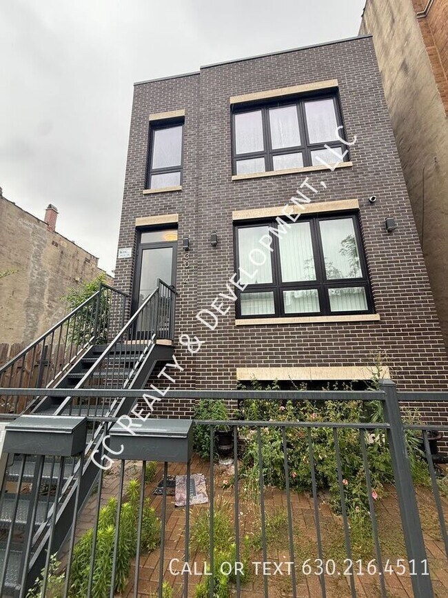 Primary Photo - 3014 W Warren Blvd