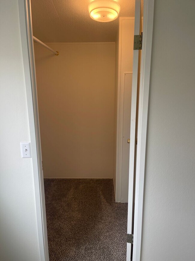 Building Photo - 3 Bed 2 Bath Home on Property Available for Lease