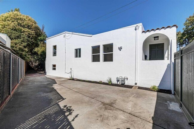 Building Photo - Beautiful Historic Home Meets Modern Luxury in San Leandro