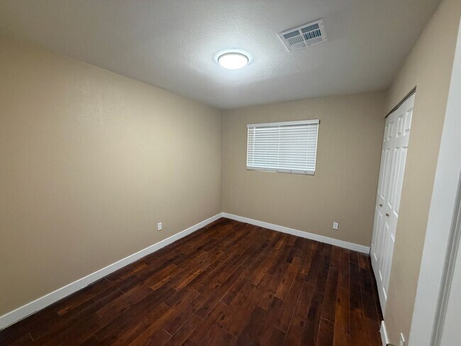 Building Photo - 5810 W Earll Dr