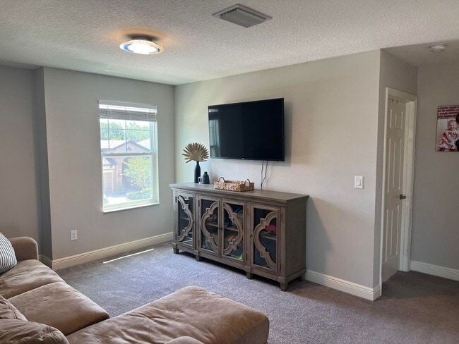 Building Photo - 4 Bedroom / 2.5 Bath House