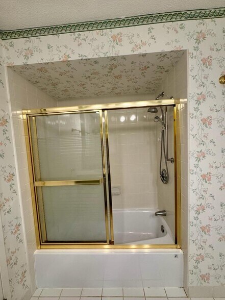 Main bathroom - 1004 Paradise Rd