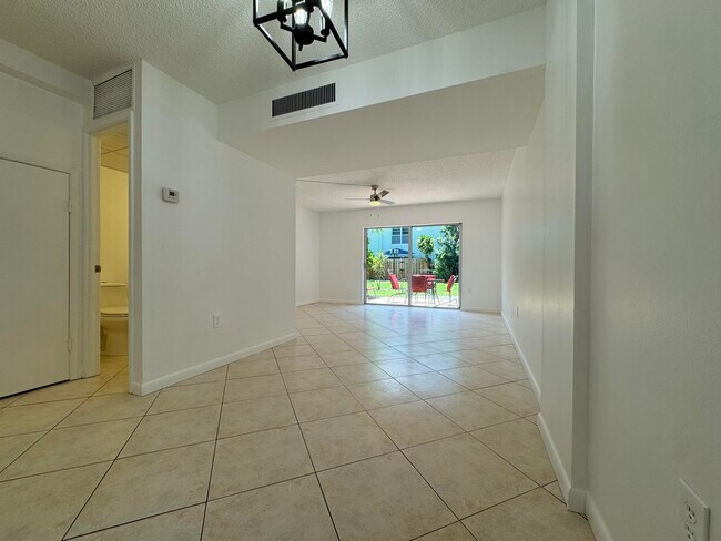 Building Photo - 801 W Oakland Park Blvd