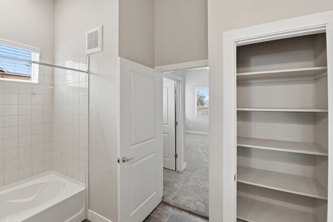 Building Photo - $1,640.95, 2-bed, 2-bath condo located in Aurora.