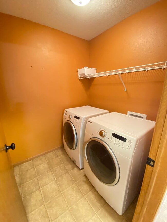 Building Photo - Four bed/2.5 bath townhome for August 2026!