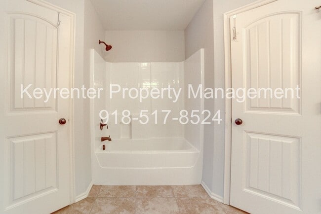 Building Photo - 3 Bed | Bath in Broken Arrow!