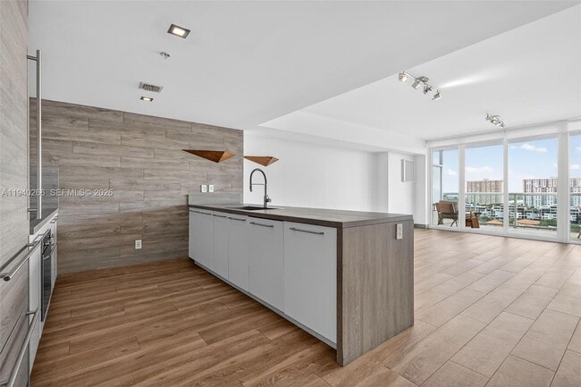 Building Photo - 400 Sunny Isles Blvd