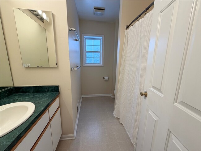 Building Photo - 60 Schilling Ln