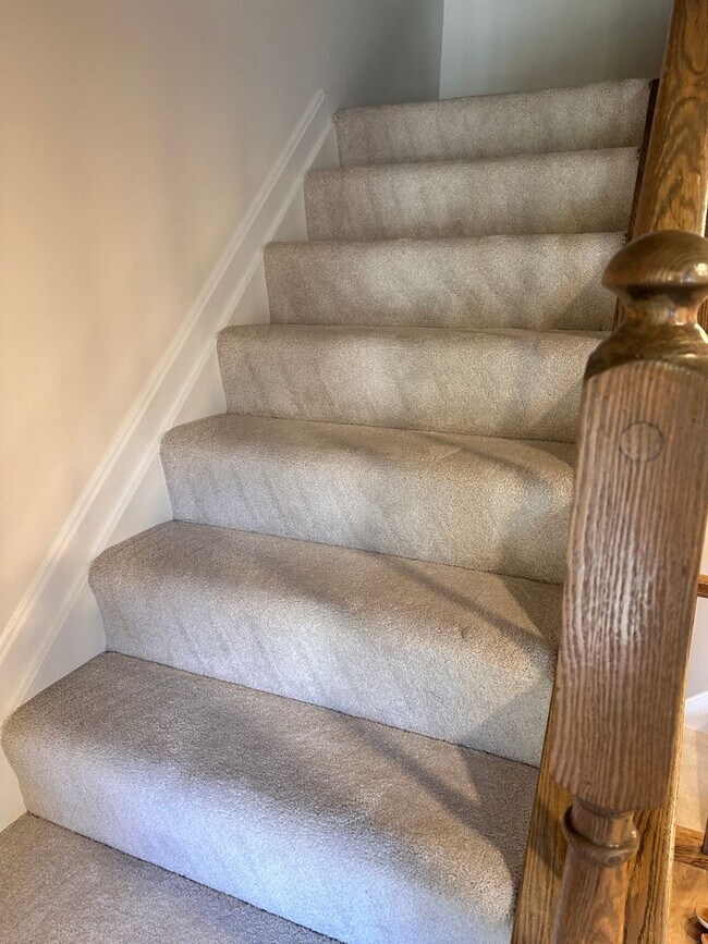 Building Photo - Renovated Kingstowne Townhouse | 3 Beds, 2...