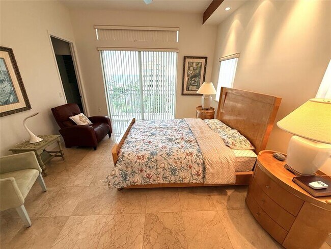 Building Photo - 3210 NE 5th St