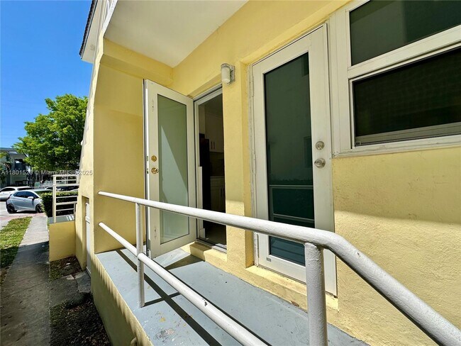 Building Photo - 955 Bay Dr