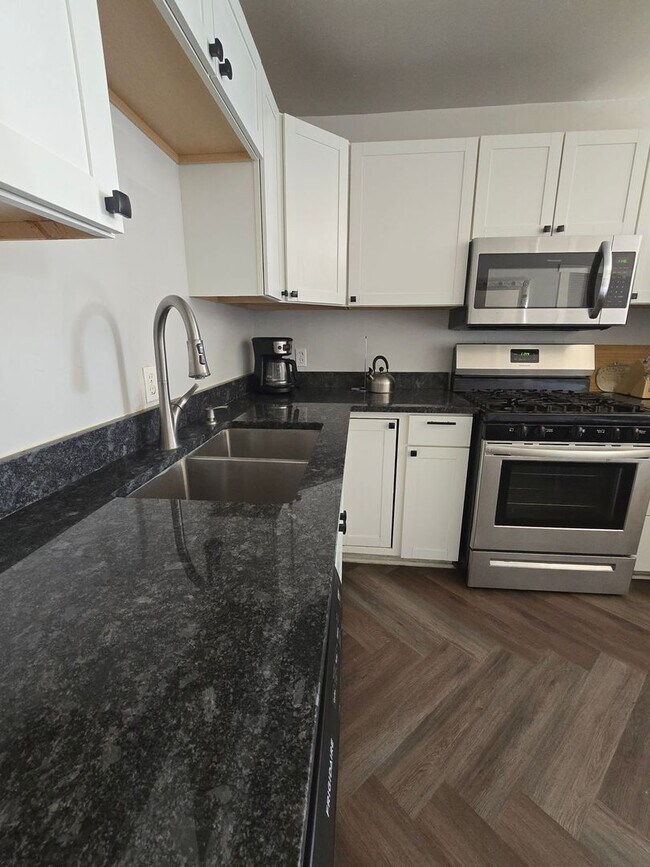 Building Photo - 715 S Laguna Ave