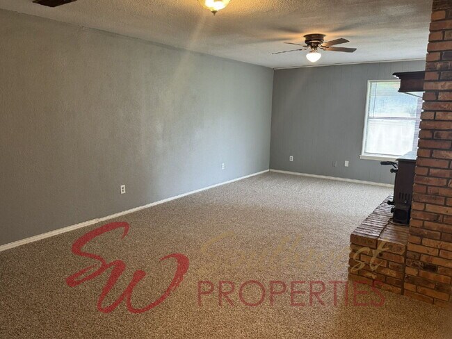 Building Photo - Charming 3 bedroom 2 bath on 2 acres within city limits!