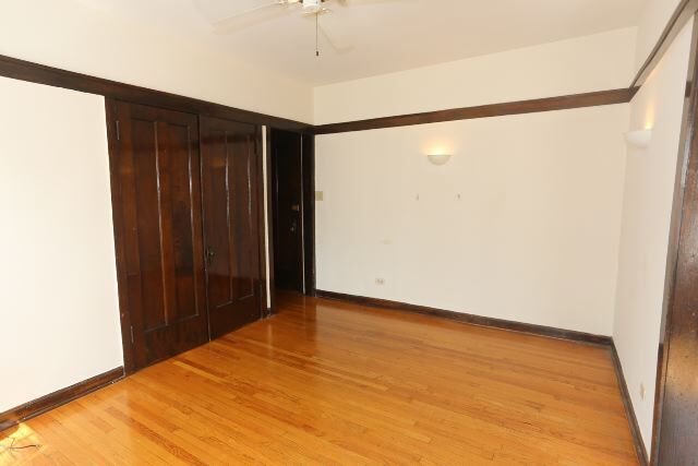 Building Photo - 824 W Waveland Ave