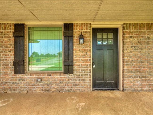 Building Photo - 2202 Buchanan Dr