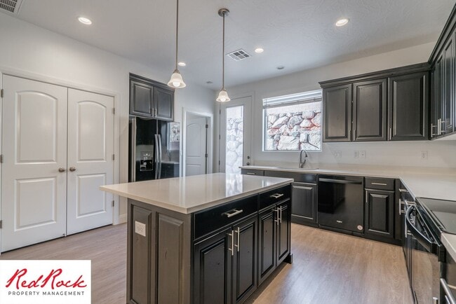 Building Photo - 3 Bedroom Single-Level Home In Quiet St. G...