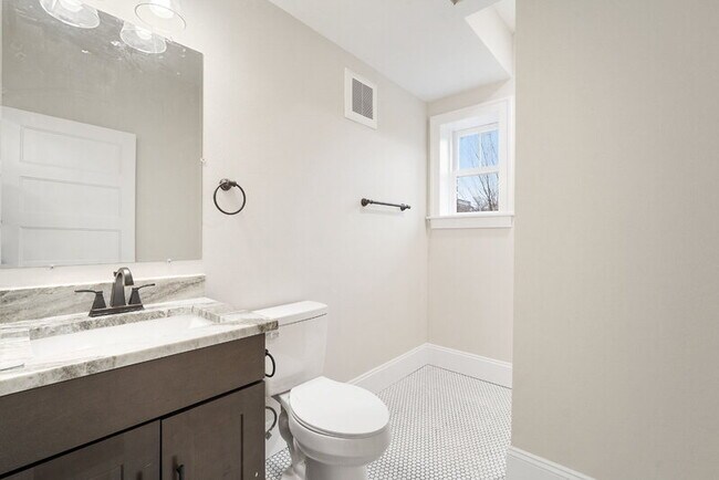 Building Photo - 702 20th St