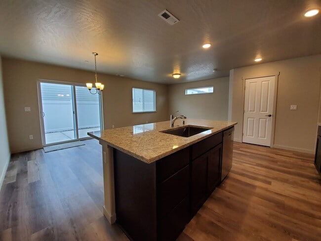 Building Photo - 5701al