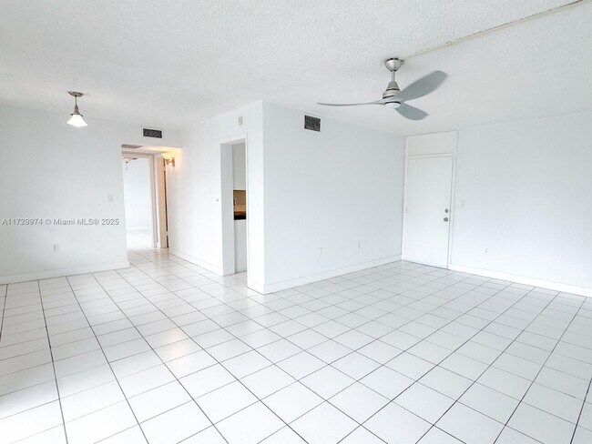 Building Photo - 2980 Point E Dr