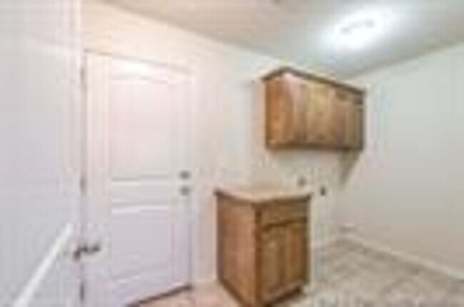 Building Photo - Well maintained home in a great location w...