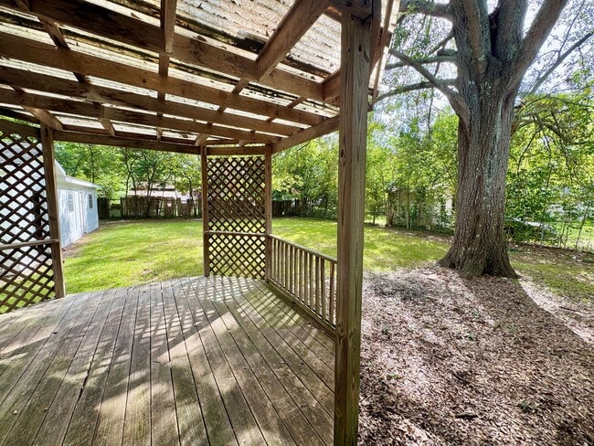 Building Photo - 1319 Laura Ave