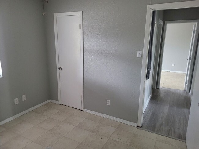 Building Photo - SPACIOUS! LOCATION!