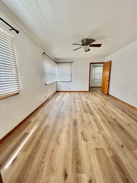 Building Photo - 617 S 6th Ave