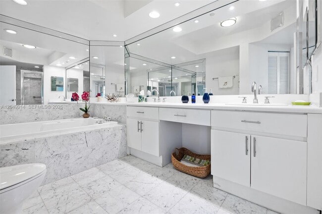 Building Photo - 16400 Collins Ave
