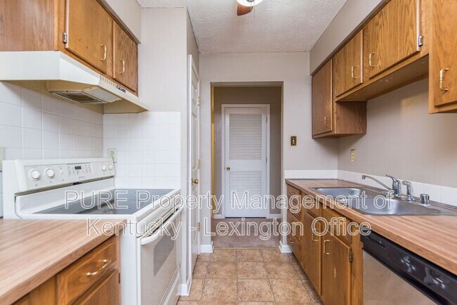 Building Photo - 3209 Foxchase Ct