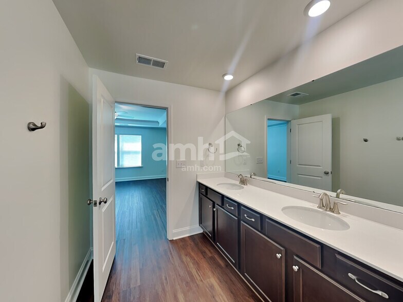 Building Photo - 546 Rivermist Dr