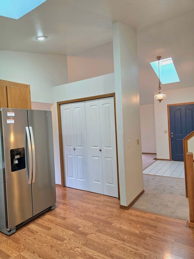 Building Photo - Federal Way tri-level rental home - 3 bedroom plus den, 3 bathrooms, 2 car garage, Available NOW!