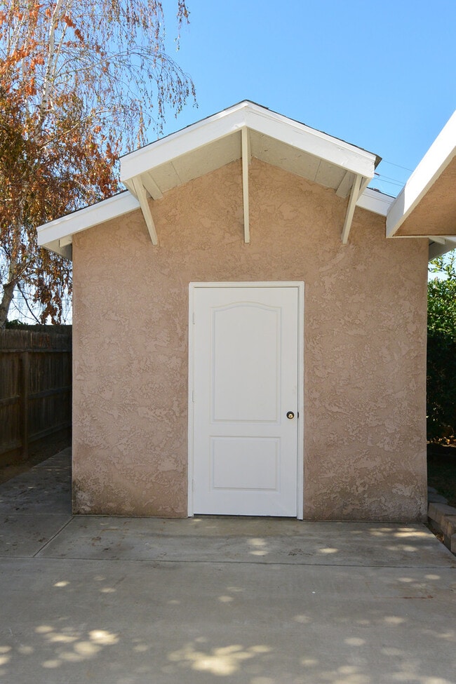 Building Photo - Spacious 3 Bedroom 2 Bathroom home with a ...