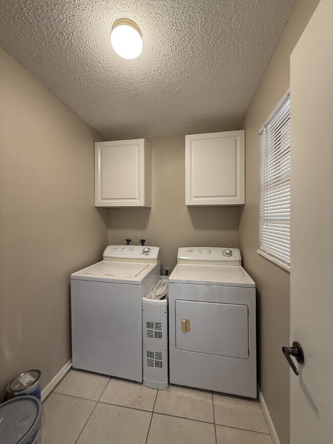 Building Photo - Charming Two Bedroom Duplex!