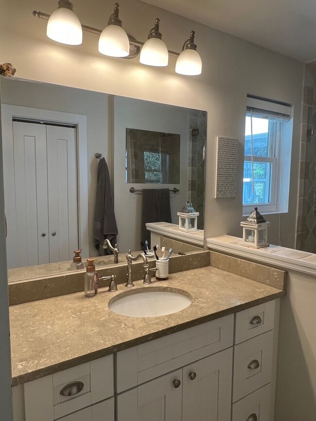 Building Photo - Updated Old Woodlands Plantation Home with Fenced Yard