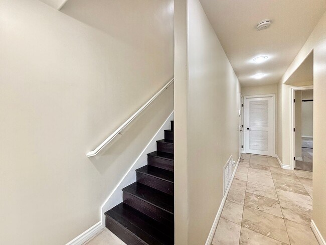 Building Photo - Stunning 4BD/3.5BA Townhouse in Pacific Be...