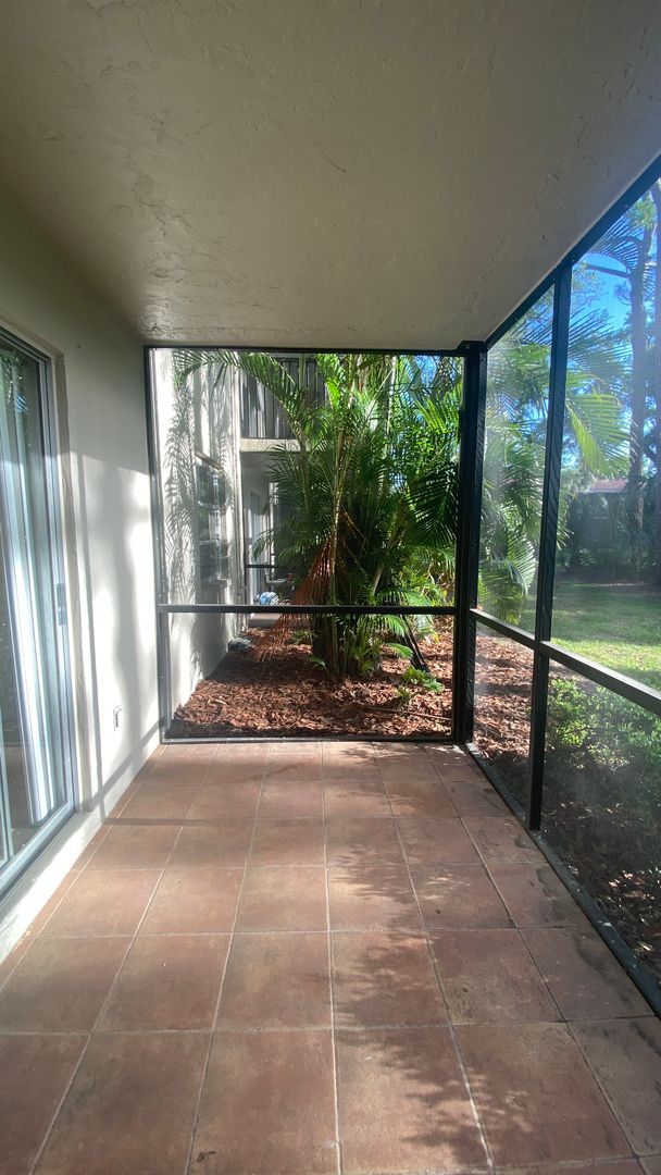 Building Photo - Updated 1-Bedroom Condo in a Gated Communi...