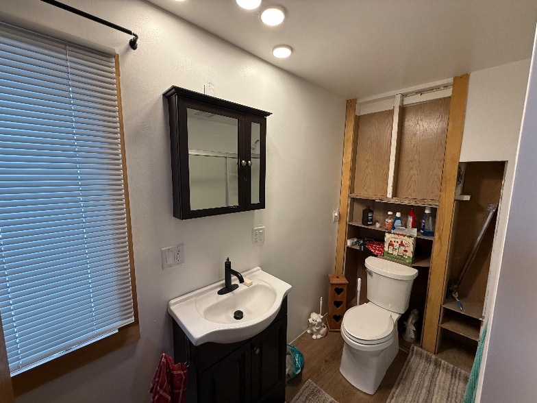 Building Photo - 908 Island St