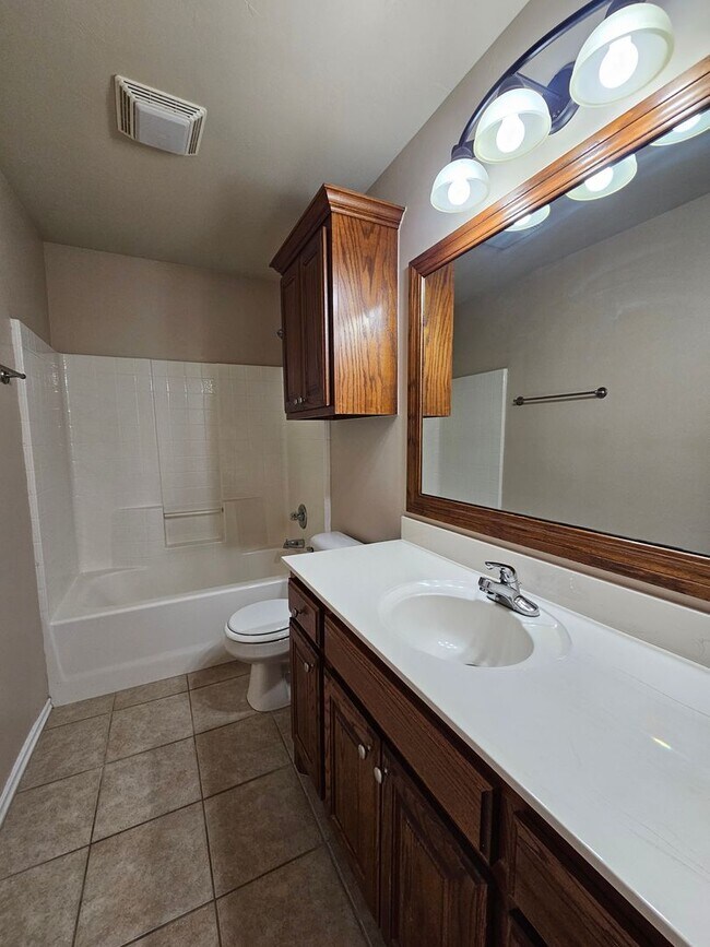 Building Photo - (3) Bed/(2) Bath in NE Norman Avail NOW!