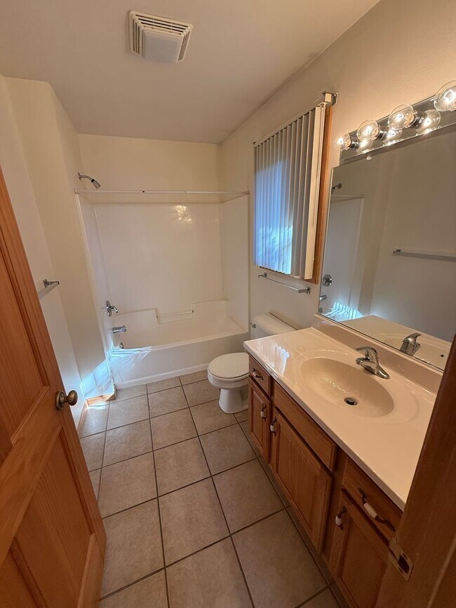Building Photo - Huge 3BR/3ba Duplex on West Side of Eau Cl...