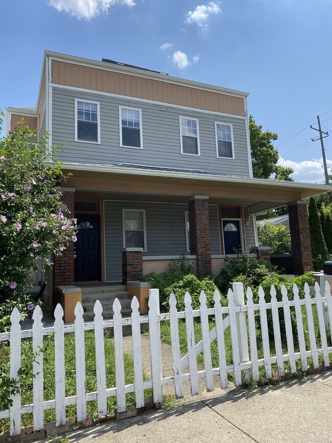 Building Photo - Beautiful half of duplex for rent!