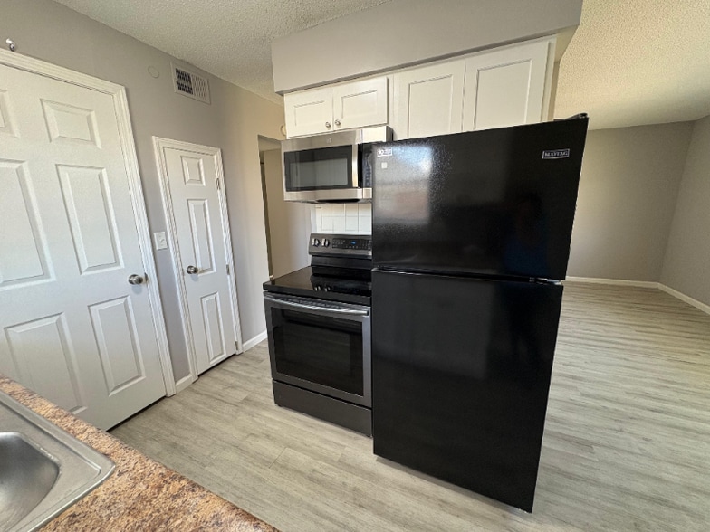 Building Photo - 215 Snead Dr