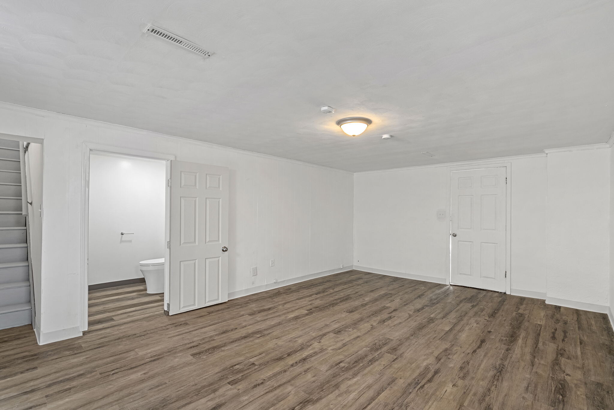 Building Photo - 906 E 84th St