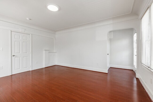 Building Photo - 1154 W 27th St